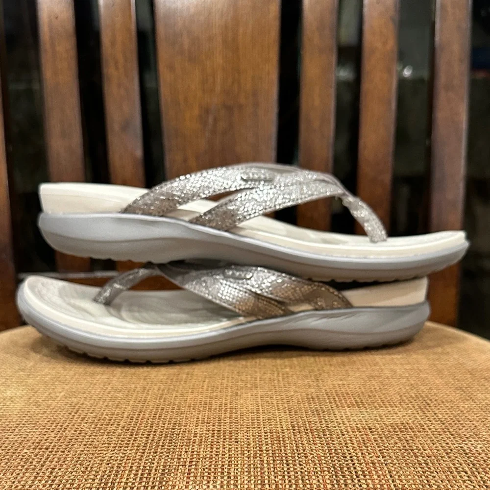 CROCS Women’s Metallic Silver Thong Sandals with White Footbed - Picture 5 of 8